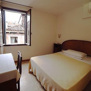 Camera piccola con letto king size